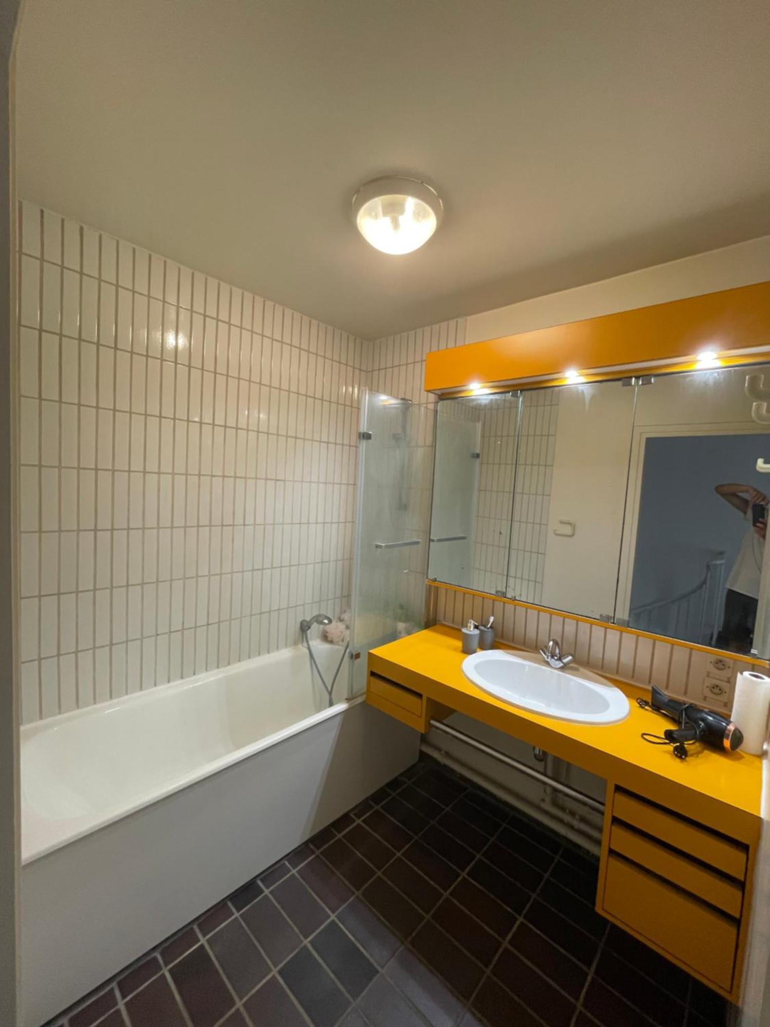 Séjour chez l'habitant Etage D'un Duplex Au 17eme Arr De , Vue Sur Le Defense, A 10min Des Champs Elysee Paris